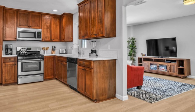 5BR Home Lake Balboa-Sleeps10 with Gazebo