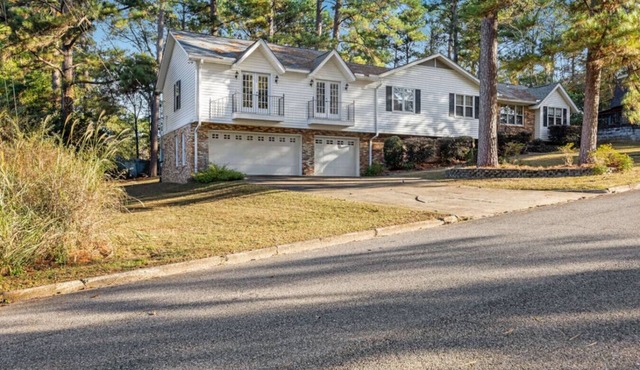 5BR home near University w/Big Yard & Pool Table