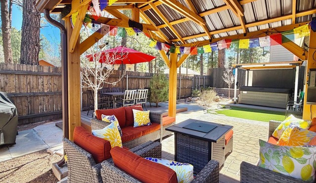 5BR Home With Office Room , HotTub, FirePit, BBQ & Family Room