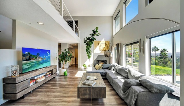 5BR Home with Tranquil Hilltop View + Hot tub, Centrally Located to LA
