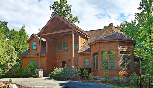 5BR, Hot Tub, Peaceful Wooded Setting.