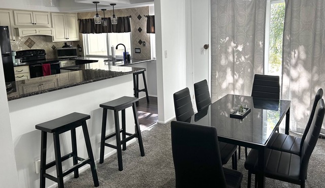 5BR House - 5 minutes to Stadium/Downtown