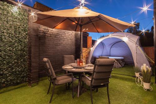 5BR - House - Hot Tube - Airport - A38-A50 - Parking