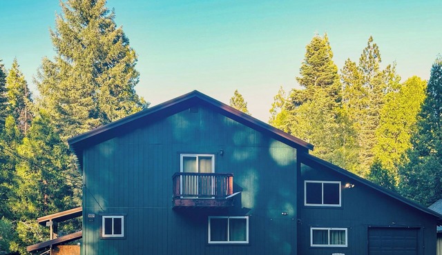 5BR House Near Lassen, Large Deck & Hot Tub