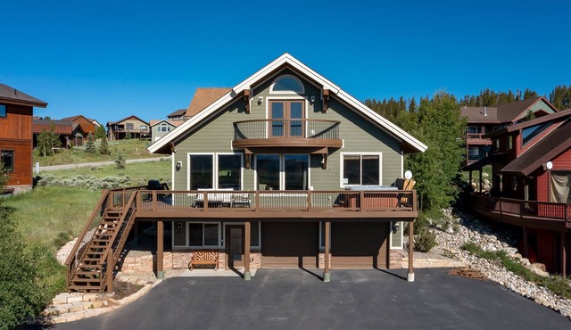5BR House on Lake w/Paddle Boards & Hot Tub