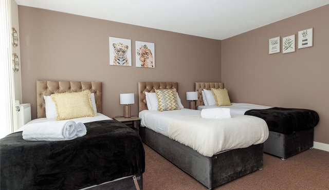 5BR House Sleeps 12 Walk In Wardrobes Peaceful Stay