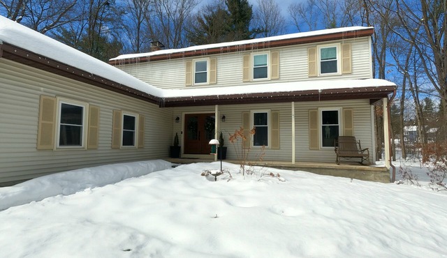 5BR House w/Basement Lounge & Outdoor Area - A short ride from Saratoga