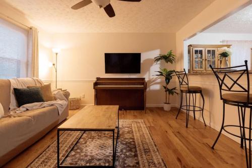 5BR Johnson City Fenced Yard Firepit Sleeps 8