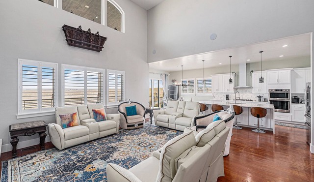 5BR King’s Retreat Grand Villa w/Patio + Views