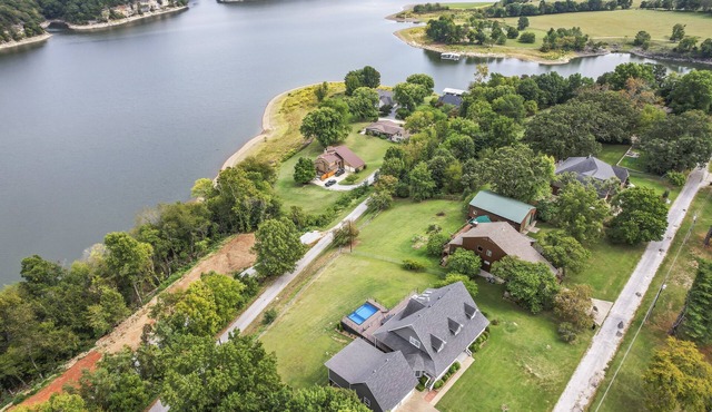 5BR Lake Views with Heated & Chilled Pool & Hot Tub. Centrally Located