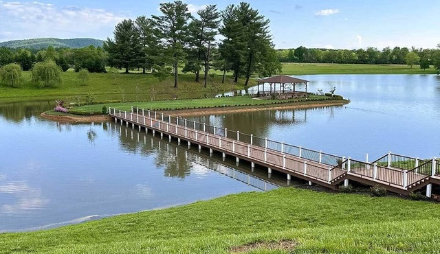 5BR Lakefront Estate w/Private Island Access/Entire House + Breakfast Included