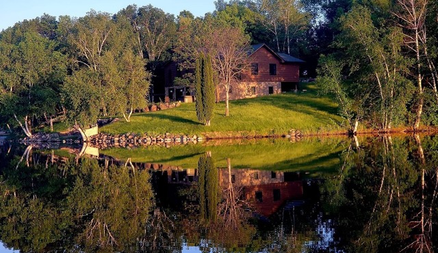 5BR Lakefront Home on Lake Louisa: Sauna, Screen Porch, Patio, Fireplace