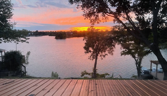 5BR Lakefront Retreat! Sleeps 10! Best Lake Views at Irving Lake