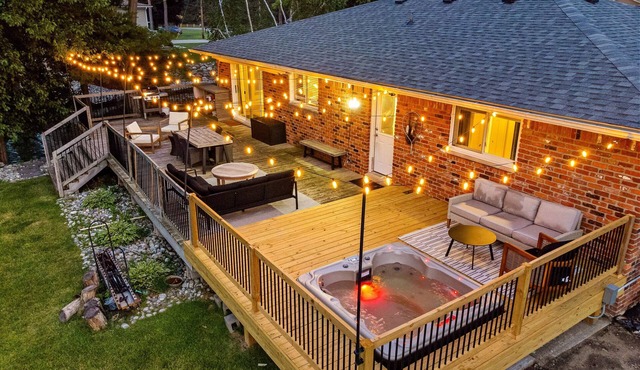 5BR Lakehouse near Pine Knob with Jacuzzi!