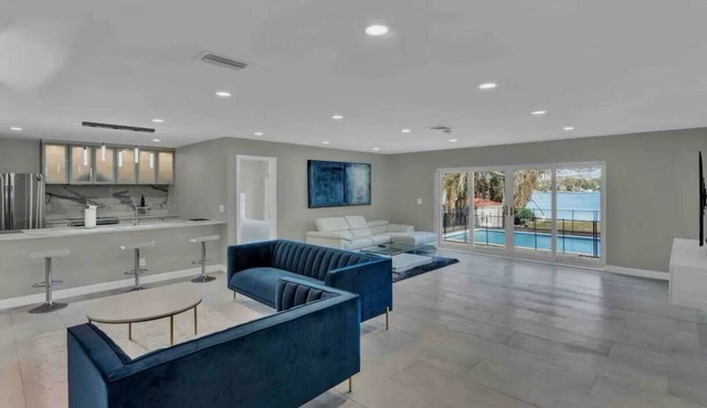 5BR Lakeview Home w/Pool — 3min to Universal