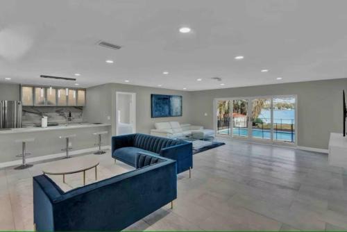 5BR Lakeview Home w/Pool — 3min to Universal