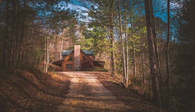5br Log Cabin: Hot Tub, Game Room, Yard, Firepit! Near Fontana, Bryson, and NOC