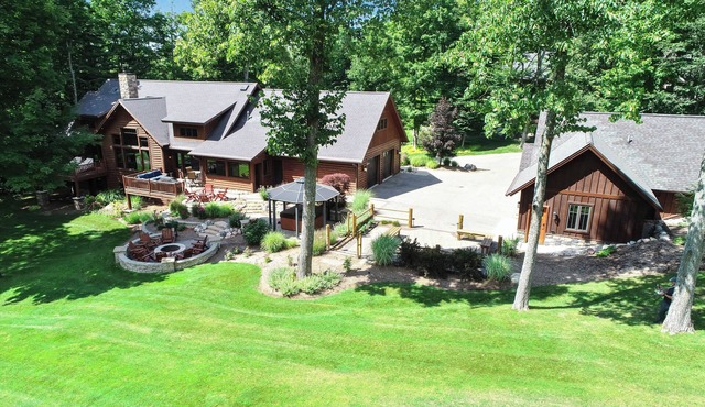 5BR Luxurious Ski In/Ski Out Lodge | Private Hot Tub | Gated Community
