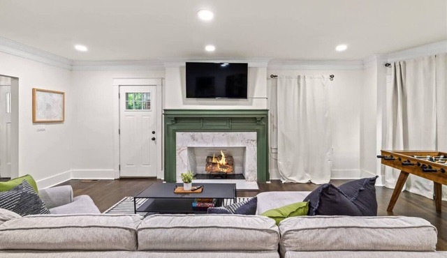 5BR Luxury Home in Westport KC w/Jacuzzi, Foosball, Grill