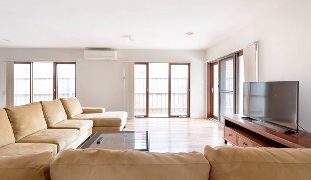 5br Luxury House 20 Min To Cbd Spacious Living
