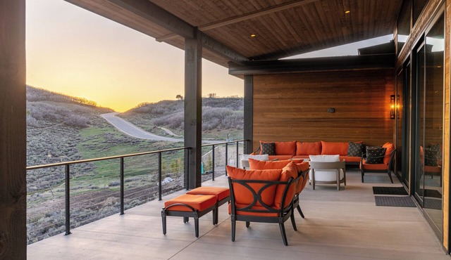 5BR Luxury Lakeview Retreat: Hot Tub, Balcony, Pool Table, and More