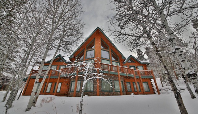 5BR Luxury Mountain Home: Large Hot Tub, 3 Living areas, 3 Master Suites