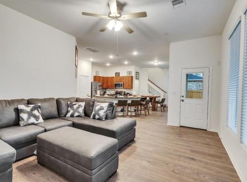 5BR Luxury Sleeps 10 Lake Jackson