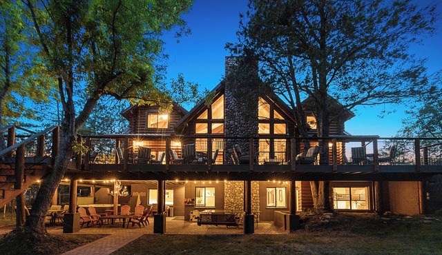 5BR Luxury Verde River Cabin w/Hot Tub, Pizza Oven, Game Room, Bar & EV charger