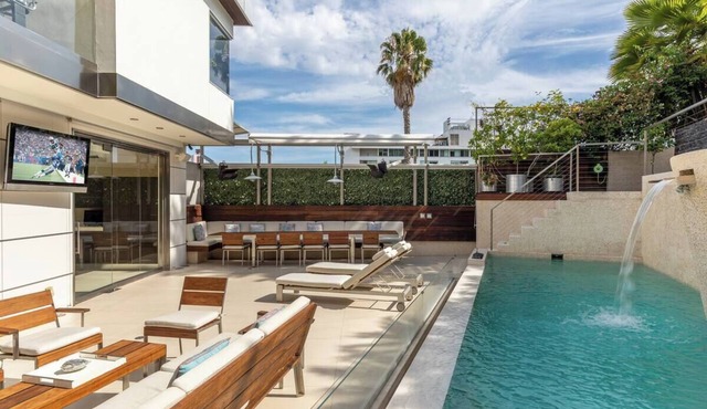 5BR Luxury Villa ,Tennis Court, Pool, Sauna - Steps from Sunset Plaza