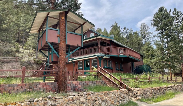 5BR Mountain Cabin !Treehouse Backs to Forest Near Rafting & Skiing