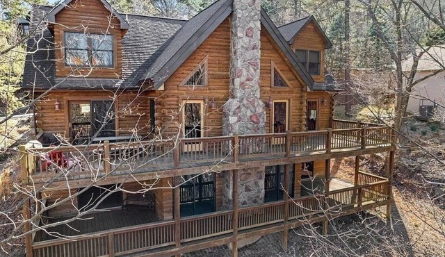 5BR MOUNTAIN LODGE: 2MIN TO SLOPES, ARCADES FOOSBALL, GOLF WATERPARK, SLEEPS S14