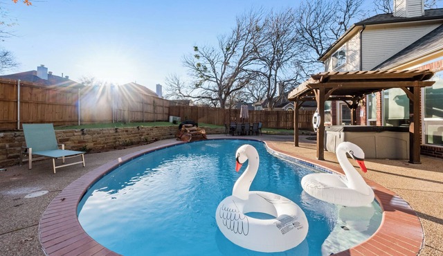 5BR Oasis w/Hot Tub, Pool, Gym, Movie Theater & Game Room