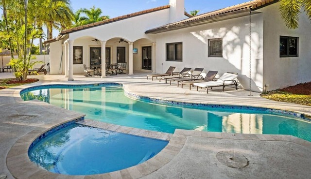 5BR Oasis w/Pool & 1 Acre of Land w/BBALL&Soccer