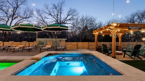 5BR Oasis w Pool Spa Sauna & Fire Pit