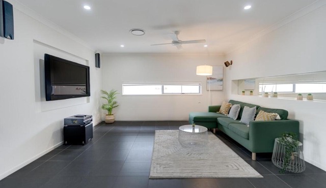 5BR Oasis w RiverViews,Private Pool, Patio, Deck