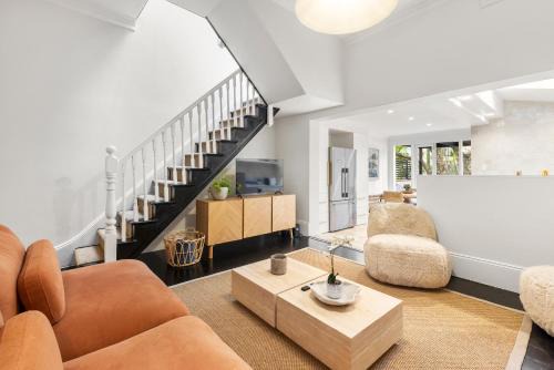 5BR Paddington Home w Private Parking and Studio