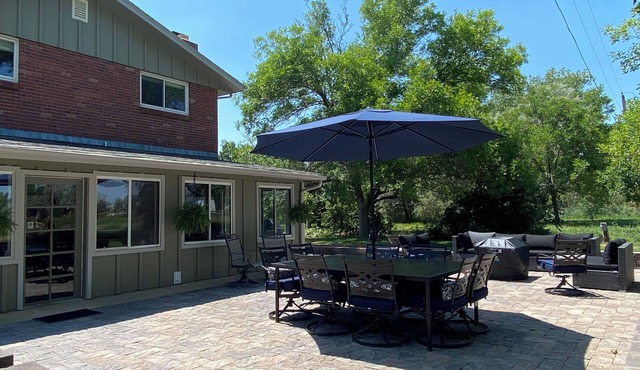 5BR Peaceful Farmhouse on 2+ acres - Private hot tub & cozy firepit