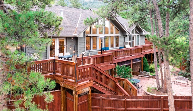 5BR Pikes Peak Estate View- Fire Pit & Hot Tub 331550