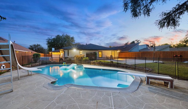5BR Plano Oasis Pool, Backyard, Game Room & B-Ball, Outdoor Living