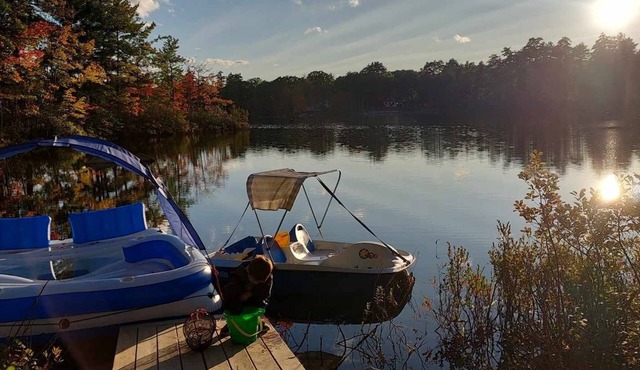 5br, private beach, waterfront for year round fun. Close to Ski and trials.