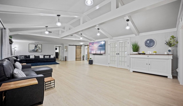 5BR Private Retreat On Acreage + Near Liberty