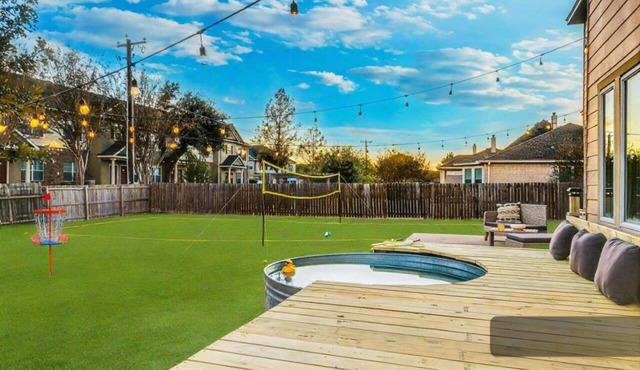 5BR Retreat: Arcade, Cowboy Pool & Volleyball Oasis in Huge Backyard