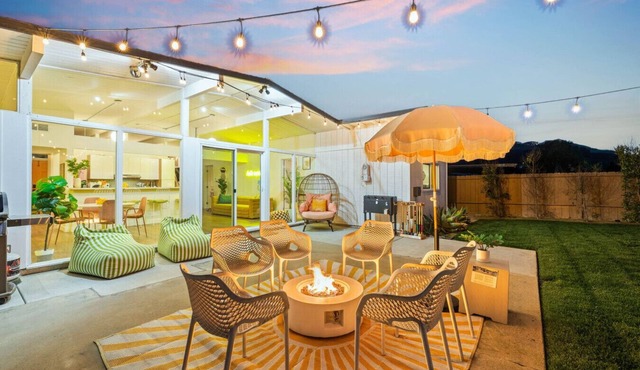 5BR Retreat: Game Room, Hot Tub, 10 Min to Beach