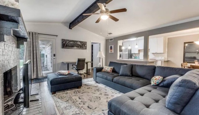 5BR Retreat in Downtown OKC w/In Unit Laundry I Bathtub I Spacious Living Space I Full Kitchen 16F1