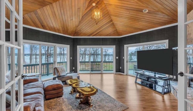 5BR Riverfront Home - Private Nature Retreat