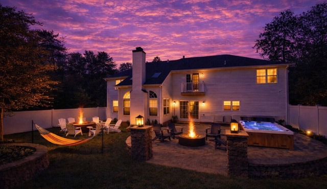 5BR Sleeps 12 Hot Tub 2 Fire Pits Game Room Resort Pools Lake Access Backyard Oasis