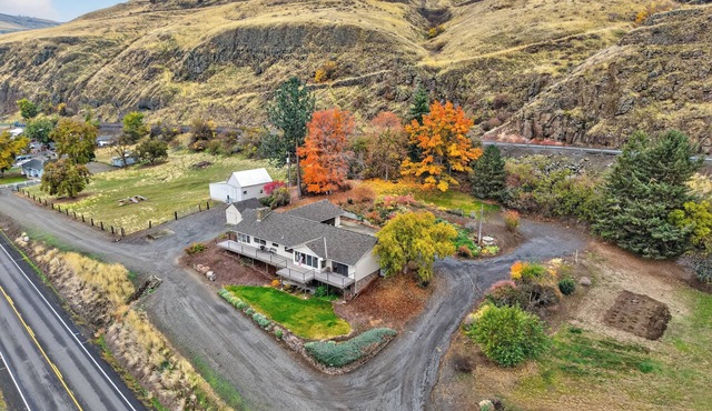 5BR Snake River View Retreat, Hot Tub, Sleeps 13, Steps to River Path.