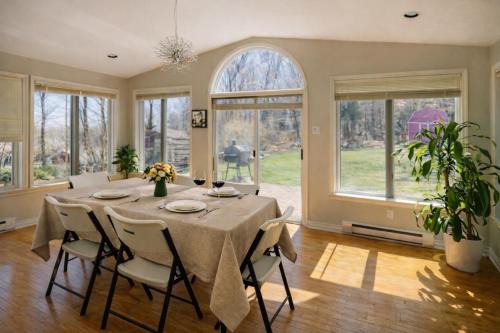 5BR Summer Home - Garden & Distant Ocean View