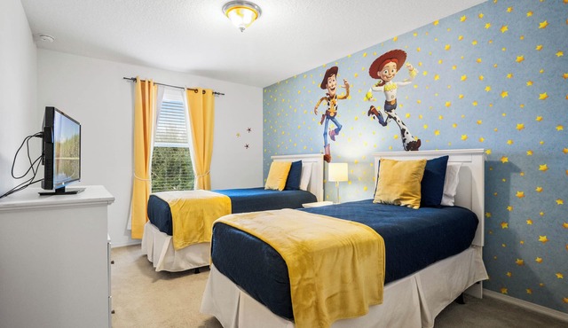 5BR-Themed Rooms, Pool, Game Room, Great Location!