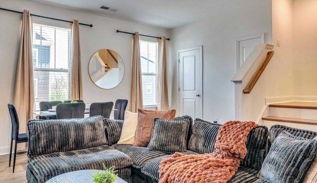 5BR Townhouse | King Bed | 3-Story | Northlake